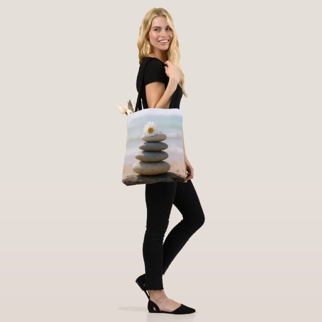 Bolsa Tote Margarida num Cairn de Praia de Pedra com Madeira  (No(a) Modelo)