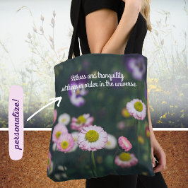 Bolsa Tote Margarida rosa e pansias no jardim verde