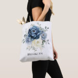 Bolsa Tote Marinho Azul-Dusty Champanhe De Casamento De Ivory<br><div class="desc">Saco de presente de noiva azul-poeirento com buquê elegante de azul-marinho, azul-real, branco, ouro, marfim de champanhe, rosa de cor escamosa, botões de flor ranunculus e folhas de eucalipto verde-sábio e buquê de cor aquosa elegante. Entre em contato comigo para obter ajuda sobre a personalização ou se você precisar de...</div>