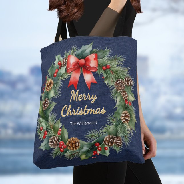 Bolsa Tote Marinho Azul Festivo Fúria Fúria Fúria Fúria Costu (A stylish personalized Christmas tote bag with festive wreath of holly, pinecones and red ribbon)