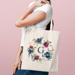 Bolsa Tote Marinho Borgonha Aquarela Monograma Floral Inicial<br><div class="desc">Um saquinho de tote personalizado elegante apresenta um belo design floral de cor d'água em azul marinho, burgundy, merlot e cor-de-rosa pincelada com verde. Personalize o texto de cor azul do marinho com um nome inicial. Faz um presente único para as damas de honra e outros membros do seu partido...</div>