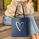 Bolsa Tote Marinho de Coração Chic Personalizado<br><div class="desc">Este saco azul de tota marinho é personalizado com o seu nome numa fonte simples sobre um grande coração branco. Ideal para você mesmo,  para suas damas de honra,  clube de livros,  presente de graduação,  presente de aniversário,  presente de professor ou qualquer ocasião. Mais cores em nossa loja.</div>
