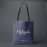 Bolsa Tote Marinho de Script Moderno - Tabelas de Bridesmaids<br><div class="desc">Marinho de Script Moderno Blue Personalised Bridesmaids Tote Bag com o nome personalizado da madrinha em estilo de fonte de caligrafia moderno com título e data de casamento no estilo de fonte sans serif moderno em fundo azul marinho. Também perfeito para Madrinha de casamento, Flor Girl, Mãe da Noiva e...</div>