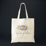 Bolsa Tote MATRONA floral das hortaliças roxas da caligrafia<br><div class="desc">Estes na moda e sacola na moda caracterizam a "matrona da honra" em um roteiro denominado mão-indicado por letras sofisticado moderno. Acentos por flores, pelas folhas e por rosas lunáticos da aguarela nas máscaras do roxo. Personalize o nome usando o campo do modelo. Seja certo visitar a coleção para ver...</div>