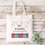 Bolsa Tote Melhor Apreciação de Professores do Mundo em Crayo<br><div class="desc">A melhor bolsa de tote do mundo,  professora personalizada com o nome do professor sob estrelas coloridas e acima de uma fila de lápis num gradiente do arco-íris. O professor do jardim de infância levou uma bolsa com giz e estrelas coloridos.</div>