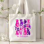Bolsa Tote Melhor Professor Nome Personalizado de Script de F<br><div class="desc">O melhor professor de Sacos de Tote de Nome Personalizado de Script de Flor Moderno apresenta o texto "Melhor Professor Nunca" em uma divertida tipografia de script de flores moderna e personalizada com seu nome personalizado. Perfeito para a apreciação dos professores pelo Natal, aniversários e feriados. Concebido por © Evco...</div>