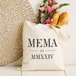 Bolsa Tote Mema Roman Numeral Year Estabelecido<br><div class="desc">Uma bolsa de tote moderna minimalista para celebrar uma avó chinesa,  esta bolsa mínima limpa apresenta "Mema" ou a sua escolha de apelido avó em letras negras de serifa. Personalize com o ano em que ela se tornou avó por baixo de elegantes números romanos para um toque chic.</div>