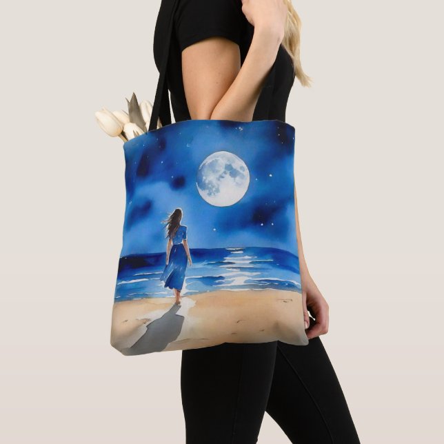 Bolsa Tote Menina na praia debaixo de uma lua cheia (Close Up)