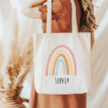Bolsa Tote Meninas Cute Pink Boho Watercolor Crianças Arco-Ír<br><div class="desc">Esta bolsa de tote de garotas de boho apresenta uma aquarela rosa,  boho arco-íris,  e espaço para adicionar um nome em uma simples tipografia. O perfeito design moderno e caprichoso para qualquer criança ou adulto que ama o arco-íris!</div>