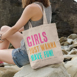 Bolsa Tote Meninas Só Querem Divertir-Se Com A Bachelorette T<br><div class="desc">Trendy Girly Bachelorette Tote Bag. A design apresenta o texto "MENINAS SÓ QUEREM SE DIVERTIR",  o nome e o ano das noivas.</div>