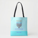 Bolsa Tote Menorah Whimsical "Happy Hanukkah" Personalizável<br><div class="desc">Este Whimsical Menorah "Happy Hanukkah" Personalizável Tote Bag apresenta uma ilustração divertida de uma menorah carregada de vela sobre fundo azul claro com as palavras "Happy Hanukkah!" O saco durável de tecido de poliéster vem em dois tamanhos convenientes — meio 16"x16" e 18"x18" grande, ambos alinhados, com tiras de teia...</div>