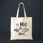 Bolsa Tote Meu cão do professor comeu minha sacola da lição<br><div class="desc">Procurando um presente bonito para seu professor este Natal? Esta sacola é engraçada e um artigo útil. Você têm a opção de personalizar o bolsa com seu nome dos professores e a escola que você vai a. Sacola personalizada do meu plano de aula deste professor "meu cão comeu" está pronto...</div>
