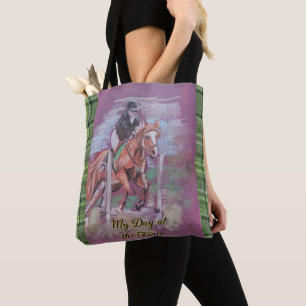 Bolsa Tote Meu dia na Fazenda Poppy pulando na xadrez tartã
