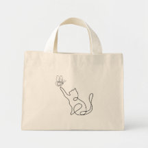 Gato giro e engraçado brinca com uma mosca