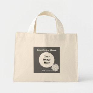 Bolsa Tote Mini Modelo de Fita de Flor Branca por Kenneth Yoncich