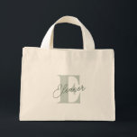 Bolsa Tote Mini Script Verde de Sage do Monograma Personalizado<br><div class="desc">Este mini saco personalizado apresenta um monograma verde-guião na moda, perfeito para presentes de damas de honra. Ideal para getaways de fim de semana, festas de solteira, ou favores de noivas, este bolsa chic e prático é uma maneira séria de obrigado às suas damas de honra. Quer seja para a...</div>