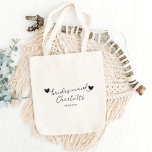 Bolsa Tote Mínima Moderna Tipografia Casada Bridesmaid Gift<br><div class="desc">Você está procurando um presente bonito de dama de honra? Veja este Mínimo Presente de Bridesmaid de Casamento da Tipografia Moderna. Tem um roteiro elegante de caligrafia com o nome da sua dama de honra e a data do casamento.</div>