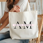 Bolsa Tote "Mínimo Pink Pastel Inicial & Nome Personalizado<br><div class="desc">Carregar o seu essencial em estilo com este saco de tote personalizado cor-de-rosa mínimo pastel. Apresentando seu nome e nome inicial em um design de monograma moderno e elegante, este bolsa é simultaneamente chic e funcional. Feito de tecido durável e de alta qualidade, é perfeito para uso diário, compre de...</div>