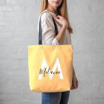 Bolsa Tote moda moderna de pêssego laranja monograma<br><div class="desc">Este saco de na moda apresenta uma apresentação sofisticada do seu nome e monograma num lindo fundo de pêssego (a cor do fundo pode ser alterada). Personalizar é simples: basta inserir seu nome desejado e inicial no modelo on-line antes de fazer seu pedido. O design é espelhado em ambos os...</div>