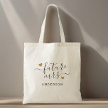 Bolsa Tote Moderno Script Dourado Corações Futuro Sra.<br><div class="desc">Saco de presente de noivado personalizado com a "futura Sra." e o seu nome de família personalizado na caligrafia moderna de na moda com design de corações de ouro.</div>