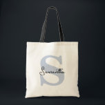 Bolsa Tote Monograma Azul Personalizado Moderno Elegante Inic<br><div class="desc">Confira esses sacos perfeitos para sua festa noiva, festas de solteira convidados, favoritos para festas de aniversário ou convidados de casamento. Um saco de tote personalizado moderno e elegante é chic e sofisticado para complementar seu casamento ou qualquer ocasião especial. Eles podem ser personalizados com seu nome e inicial, você...</div>