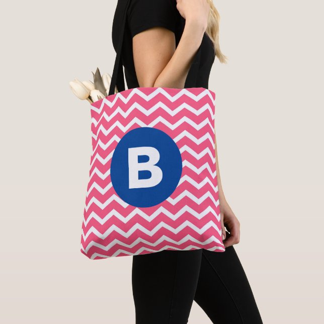 Bolsa Tote Monograma com Padrão de Chevron Branco e Rosa Vibr (Close Up)