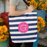 Bolsa Tote Monograma cor-de-rosa e Marinho<br><div class="desc">Personalize este saco de tote azul e branco com marinho chic com o monograma inicial do seu solteiro num crachá brilhante e colorido círculo magenta rosa.</div>