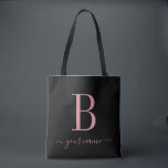 Bolsa Tote Monograma cor-de-rosa na moda Simples, Minimalista<br><div class="desc">Monograma cor-de-rosa na moda Simples, Bag Elegante Minimalista Moderna (as cores podem ser modificadas) design de monograma personalizado que pode ser personalizado com uma inicial e um nome no script. Um presente perfeito para a sua festa de casamento - madrinha de casamento, damas de honra, mães da noiva e do...</div>