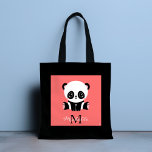 Bolsa Tote Monograma, cor-de-rosa panda, salmão personalizado<br><div class="desc">Um urso panda giro sentado no chão sobre um fundo de salmão. Personalize com seu monograma e nome ou exclua texto em caixas de texto sem nome.</div>
