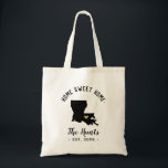 Bolsa Tote Monograma da Família Louisiana Home Sweet<br><div class="desc">Mala de tote do Home Sweet Home da fazenda moderna personalizada com seu nome de família e cidade ou outro texto personalizado. Clique em Personalizar para mover o coração para qualquer local no mapa de estado e personalizar o texto. Bolsas personalizadas fazem um encantamento de casa ou um presente de...</div>