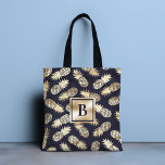 Bolsa Tote Monograma de abacaxi tropical Marinho Dourado<br><div class="desc">Este design tropical moderno apresenta anases douradas sobre um fundo azul marinho com seu monograma personalizado no centro. Personalize editando o texto na caixa de texto fornecida. #monograma #monograma #inicial #personalizado #tropical #abacaxi #giro #feminina #fruta #ouro #marinho #navyblue #ouro #elegic #elegine #giftsforher #azul #acessórios #bolsa #bolsas #totebags #bolsas</div>