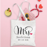 Bolsa Tote Monograma de Casamento Personalizado do Coração da<br><div class="desc">Saco personalizado da Sra. tote para a noiva recém-casada apresenta um elegante roteiro preto moderno e um estilo clássico de sobrenome e um texto monograma de data de casamento que pode ser personalizado. Design inclui um detalhe de coração vermelho fofo. Faz um presente de casamento excelente! Compre a nossa loja...</div>