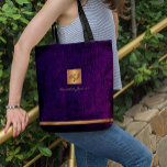 Bolsa Tote Monograma de luxo elegante de ouro, roxo moderno<br><div class="desc">Escritório clássico de aparência exclusiva ou saco de tota monograma pessoal com um quadrado fino de ouro metálico em cobre com suas iniciais de nome monograma e uma faixa espumante sobre um fundo de couro na moda roxo. Adequado para pequenas empresas, profissionais empresariais ou independentes, especialistas em marcas pessoais ou...</div>