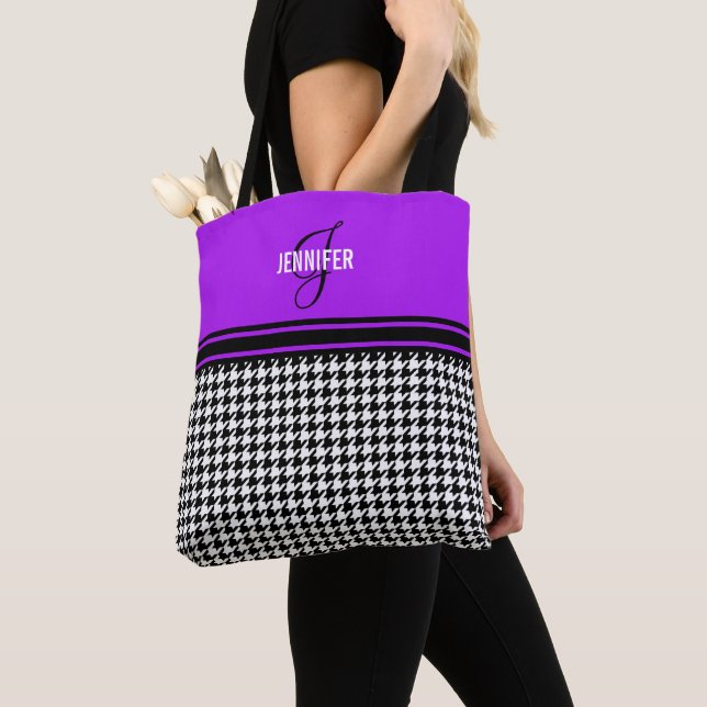 Bolsa Tote Monograma de nome roxo Black White Houndstooth (Close Up)