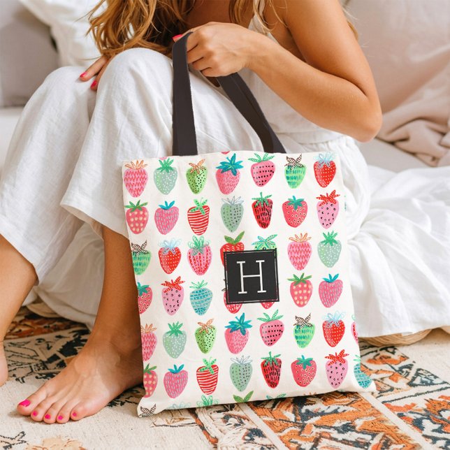 Bolsa Tote Monograma de Padrão de Morango Fofo para o Mercado (Cute Strawberry Pattern Monogram Summer Market Tote Bag)