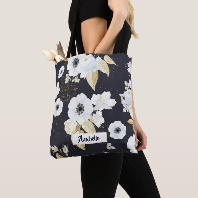 Bolsa Tote Monograma de Padrão Floral Branco e Azul Elegante (Close Up)