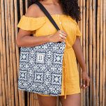 Bolsa Tote Monograma de padrão mediterrânico marinho e branco<br><div class="desc">Chic costeiro em tons de marinho,  azul-celeste e branco,  nosso bolsa monograma inspira-se nos tradicionais azulejos azulejo da Espanha e de Portugal,  com um intrincado padrão geométrico de azulejo em escala generosa.</div>