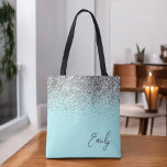 Bolsa Tote Monograma de Prata Leve Azul Aqua<br><div class="desc">Bag do Livro do Monograma da Prata Lata Azul Aqua. Este Livro Bag pode ser personalizado para incluir seu nome inicial e próprio e ser dado como presente para o Natal,  Doce 16 Aniversário,  Chá de panela ou Casamento.</div>