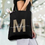 Bolsa Tote Monograma do Nome do Script Moderno da Tendência D<br><div class="desc">Marca de Tote do Monograma de Tendy Modern Dourada de Tendy Preta Personalizada. Adicione um toque de glamour e sofisticação ao seu estilo do dia a dia com esta bolsa de tote chic. Apresentando uma inicial de ouro elegante (nota: o ouro é uma cor plana, sem brilho ou folha de...</div>