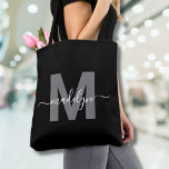 Bolsa Tote Monograma do Nome do Script Moderno da Tendência P<br><div class="desc">Marca de Tote Monograma do Nome Moderno da Tendy Negra Personalizada. Adicione um toque de sofisticação ao seu estilo do dia a dia com este saco de tote chic. Apresentando uma cinza elegante, centrada em um fundo preto nítido, com um design limpo e moderno de ambos os lados, essa bolsa...</div>