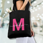 Bolsa Tote Monograma do Nome do Script Moderno Rosa-Quente Pr<br><div class="desc">Preto Elegante Personalizado e Magenta Rosa Quente Tendy Nome do Script Moderno Monograma Tote Bag. Adicione um toque de diversão e glamour ao seu estilo do dia a dia com esta bolsa de tote de chic. Apresentando uma inicial magenta, rosa-quente, ousada, centrada num fundo preto nítido, e um design limpo...</div>