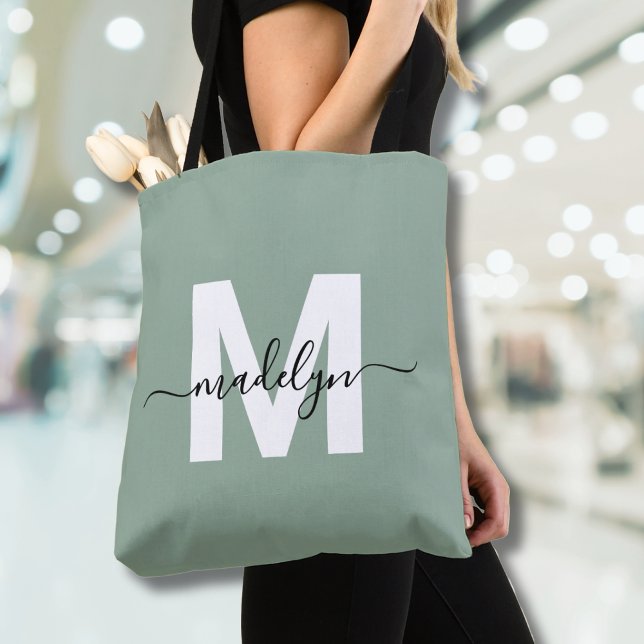 Bolsa Tote Monograma do Nome do Script Moderno Verde Sage (Sage Green Modern Script Name Monogram Tote Bag)