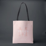 Bolsa Tote Monograma e nome da Bridesmaid Personalizada<br><div class="desc">Adicione um toque pessoal ao seu casamento com o monograma personalizado da dama de honra e o presente de nome. Este design apresenta o nome da dama de honra personalizada com o título e a data do casamento em branco e monograma em cor-de-rosa-pincel como fundo, no estilo clássico da fonte...</div>