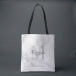 Bolsa Tote Monograma e nome da Bridesmaid Personalizada<br><div class="desc">Os presentes personalizados das Bridesmaids apresentam o nome personalizado da madrinha no estilo de fonte clássico do script da cinza e o monograma no estilo de fonte clássico da serif da cinza clara como fundo com título e data de casamento no estilo de fonte da serif clássica da cinza em...</div>