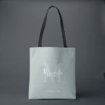 Bolsa Tote Monograma e nome da Bridesmaid Personalizada<br><div class="desc">Os presentes personalizados de Bridesmaids apresentam o nome personalizado da dama de Bridesmaid no estilo de fonte do script clássico branco e o monograma no estilo de fonte clássico sage green clássico de serif como fundo com título e data de casamento no estilo de fonte clássico de serif branca em...</div>