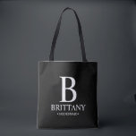 Bolsa Tote Monograma e nome da Elegante Personalizada Bridesm<br><div class="desc">Donativos Personalizados Elegantes de Bridesmaid que apresentam monograma, nome e título personalizados da madrinha de Bridesmaid no estilo clássico da fonte serif em fundo preto. Também perfeito para madrinha de casamento, florista, mãe da noiva e muito mais.</div>