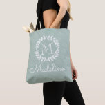 Bolsa Tote Monograma Elegante de Terra Botânica Verde Dusty S<br><div class="desc">Carregar as suas coisas em estilo com esta mala de tote personalizada verde e monograma com horta branca.O nome e a inicial podem ser diferentes em frente e atrás. Todo texto é simples de personalizar. Design apresenta a coroa e as folhas de louros modernas, a na moda tipografia inicial e...</div>