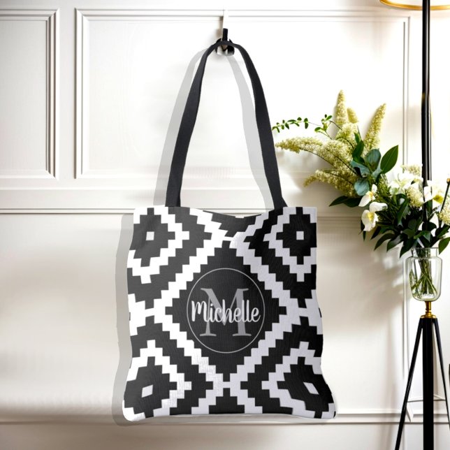 Bolsa Tote Monograma Geométrico Elegante Preto e Branco (Elegant black and white geometric pattern monogram name initial tote bag. )