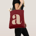 Bolsa Tote Monograma Inicial Retro Moderno Vermelho Escuro em<br><div class="desc">Uma bolsa de mão ousada e elegante com um fundo vermelho burgundy cereja profundo e uma grande letra minúscula bege em tipografia moderna. Perfeita para uso diário, compras, trabalho ou como acessório de declaração. Este design contemporâneo combina minimalismo com uma estética inspirada no retro, tornando-o um presente ideal para amantes...</div>