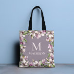 Bolsa Tote Monograma Monograma Magnolia Floral Personalizada<br><div class="desc">Esta design de na moda apresenta o seu nome personalizado e monograma rodeado por um quadro de flores de magnólia. Personalizado editando o texto nas caixas de texto fornecido #bolsa #bolsas #totebags #acessórios #magnolia #floral #presentes #monograma #monograma #monogramas #presentes personalizados</div>